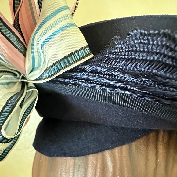 HAUTE MODE 1940S\' NAVY FELT TOPHAT + STRIPED TAFFETA BOWS + STRAW BRIM EDGING main image 14
